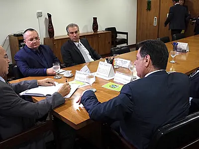 Reinaldo Azambuja reforça a Padilha pedido de liberação de recursos do FEX e da Saúde