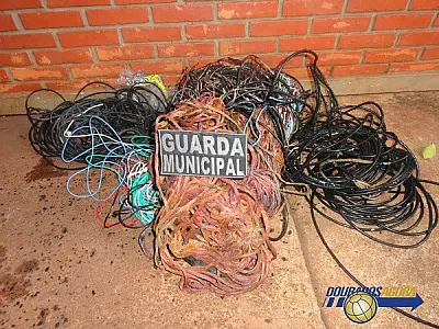 Homem é flagrado queimando fios em Dourados