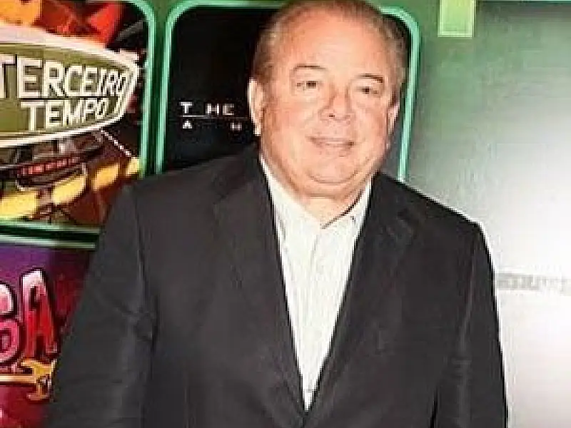Locutor Luciano do Valle é enterrado sob aplausos