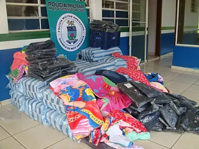 PM apreende centenas de peças de roupas contrabandeadas em MS