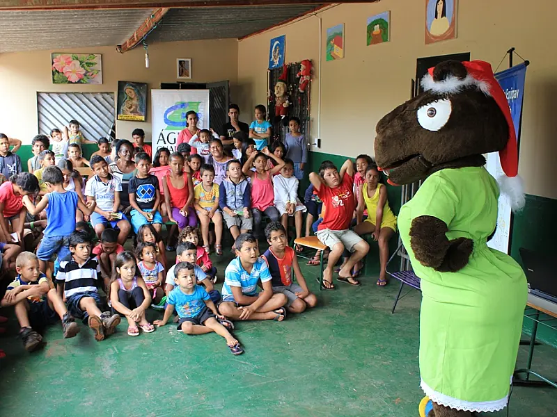 Ação de Natal leva teatro e brinquedo para crianças de projeto social