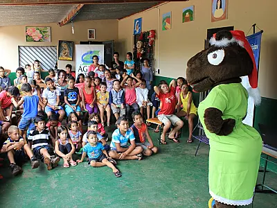 Ação de Natal leva teatro e brinquedo para crianças de projeto social