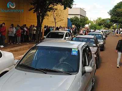 Dia sem Impostos atrai centenas de pessoas em posto de combustível, em Dourados