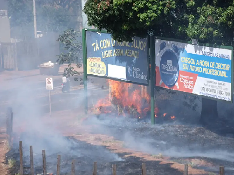 Queimada toma conta de terreno baldio na Capital