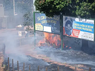 Queimada toma conta de terreno baldio na Capital