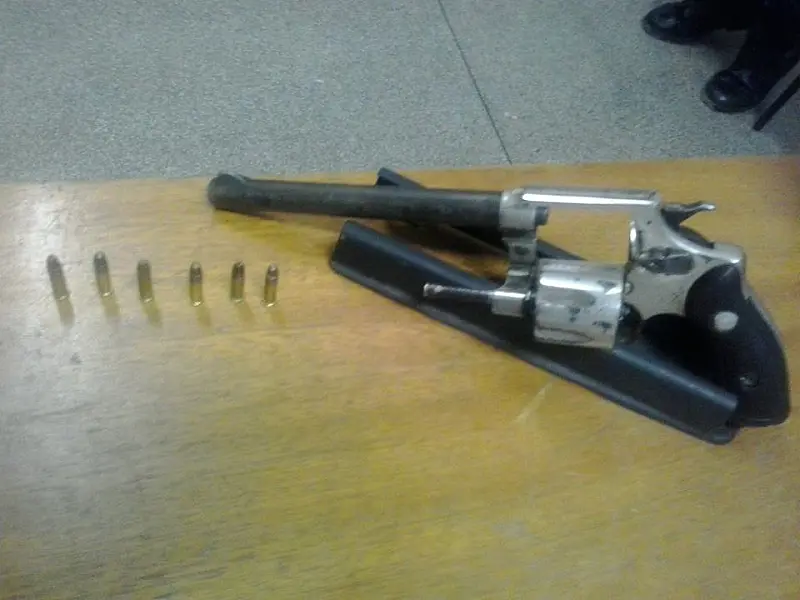 Adolescente é apreendido com revólver calibre 22 e munição, em Corumba