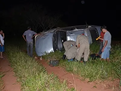 Capotamento deixa dois gravemente feridos na MS 276