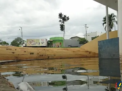 Chuva deixa palco da cultura coxinense alagado