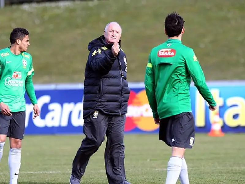 Felipão escala dois volantes e deixa Kaká na reserva para jogo desta quinta