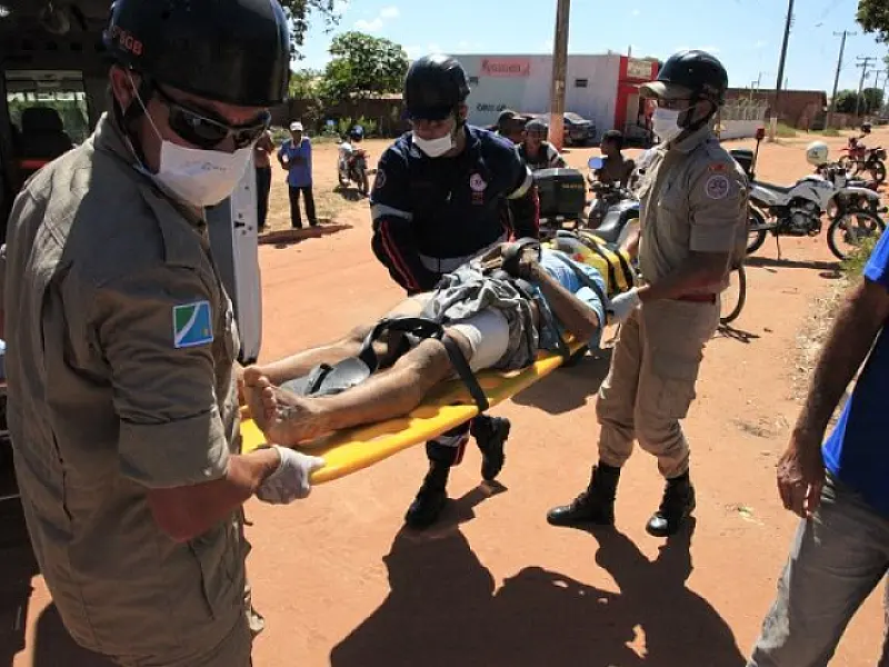 Pedreiro fica ferido em colisão de motocicletas em Coxim
