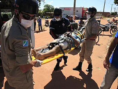 Pedreiro fica ferido em colisão de motocicletas em Coxim