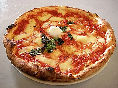 Conheça a história da pizza e prepare uma para comemorar