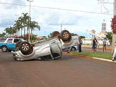 Caminhonete com cinco pessoas capota e deixa motorista ferido