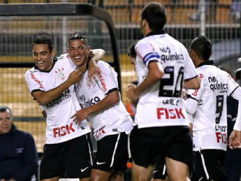 Corinthians vence Vasco de virada e com um jogo a menos segue líder