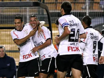 Corinthians vence Vasco de virada e com um jogo a menos segue líder