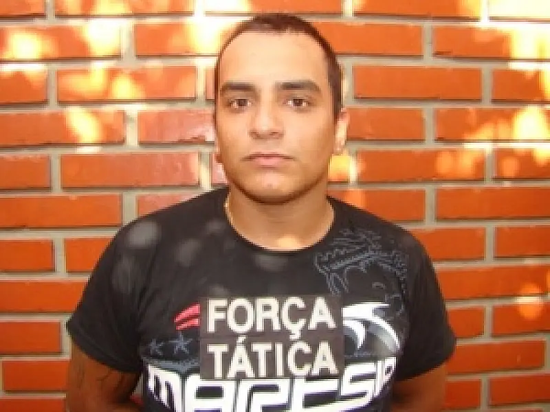 Jovem tenta fugir mas é preso por tráfico de drogas