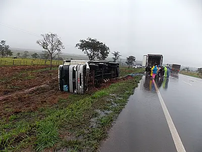 Caminhão carregado com carne tomba na BR-267