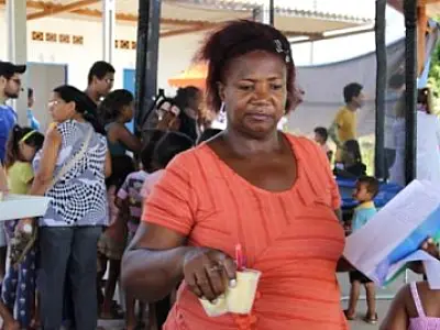 Voluntárias doam um pouco de tempo para ajudar o próximo