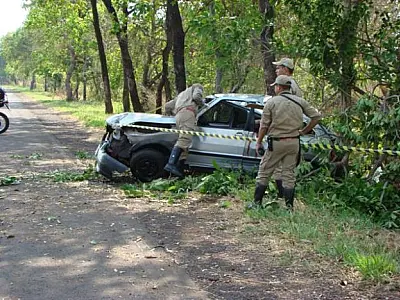 Jovem morre após colidir carro com árvore em Aquidauana
