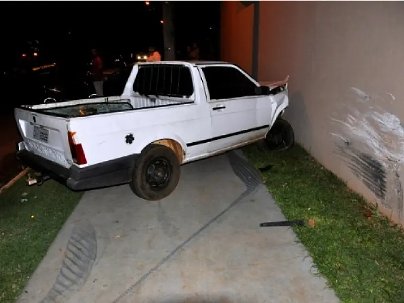 Colisão entre carro e moto deixa jovem gravemente ferido em Nova Andradina
