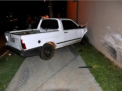 Colisão entre carro e moto deixa jovem gravemente ferido em Nova Andradina
