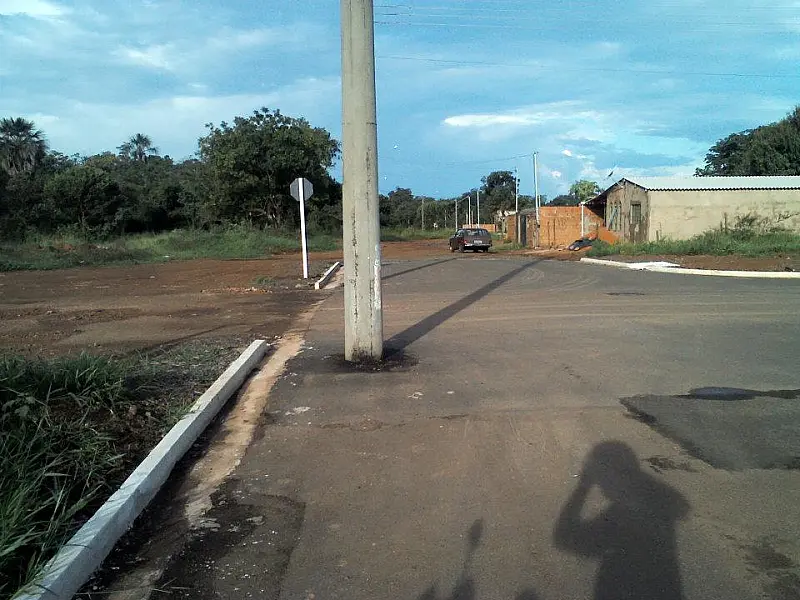 Poste no meio de via atrapalha trânsito no Jardim Caiobá II