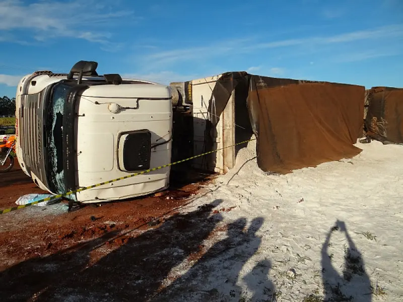Motorista perde controle, tomba carreta e morre na BR 367, em Rio Brilhante