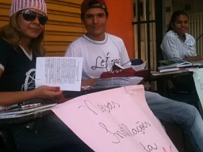 Em protesto, alunos da UEMS têm aula em calçadão da Capital