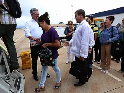 Cubanos embarcam para estados onde irão atuar pelo Mais Médicos