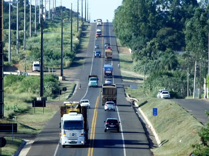 Mudanças no CTB: Nova Lei entra em vigor com alterações sobre uso de farol em rodovias
