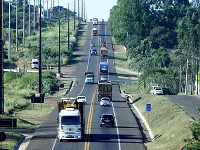 Mudanças no CTB: Nova Lei entra em vigor com alterações sobre uso de farol em rodovias
