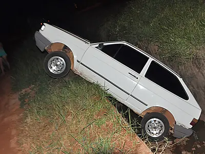 Veículo cai em valeta de esgoto em Coxim