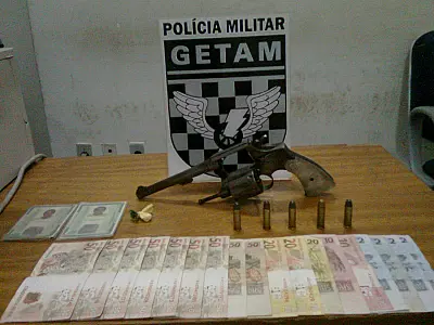 Dupla de motocicleta é presa com arma de fogo.
