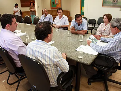 Governador recebe convite para participar de Congresso do setor de Supermercados