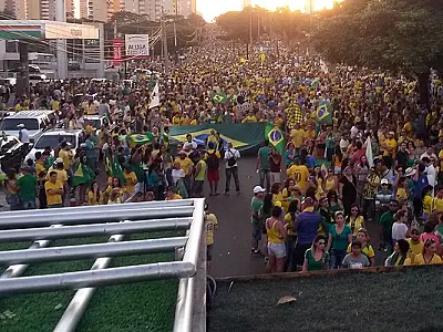 Manifesto contra Dilma arrasta multidão na Capital