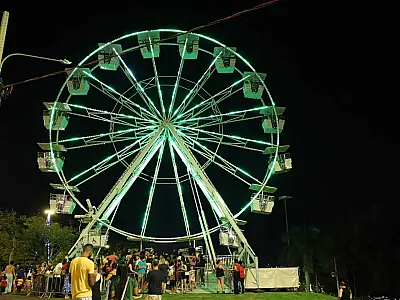 Roda-gigante de sonhos natalinos encanta população na Cidade do Natal
