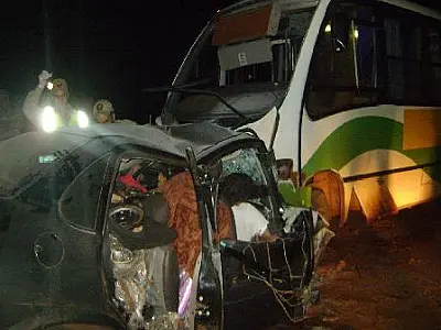 Duas pessoas morrem em acidente entre carro e ônibus na BR-060