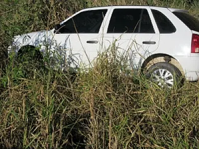 Motorista perde controle de veículo e vai parar no matagal na BR-158