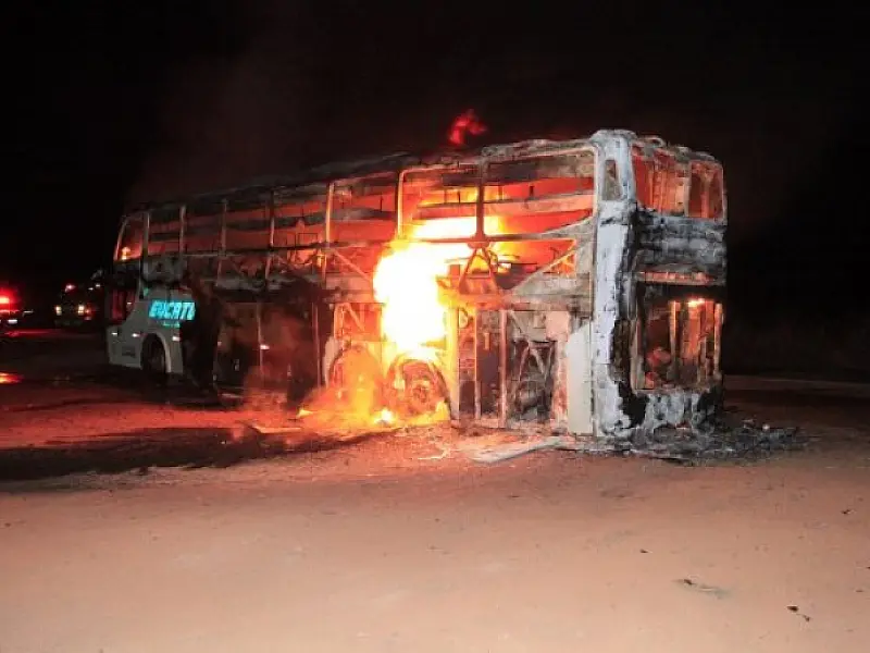 Defeito mecânico causa incêndio e destruição de ônibus em Coxim