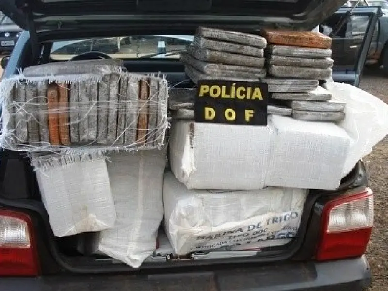Motoboy é preso com mais de 200 Kg de maconha e carro roubado