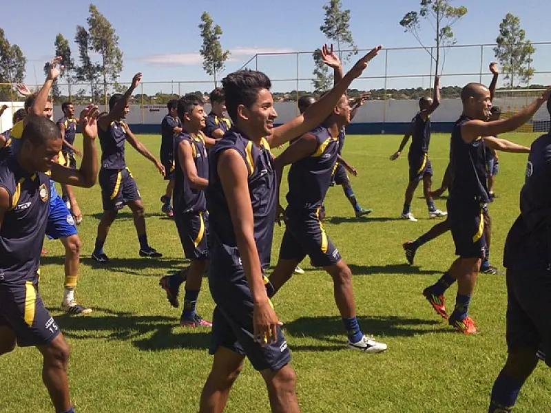 Esperando menos pressão, Cene viaja com time completo para jogo contra Ivinhema