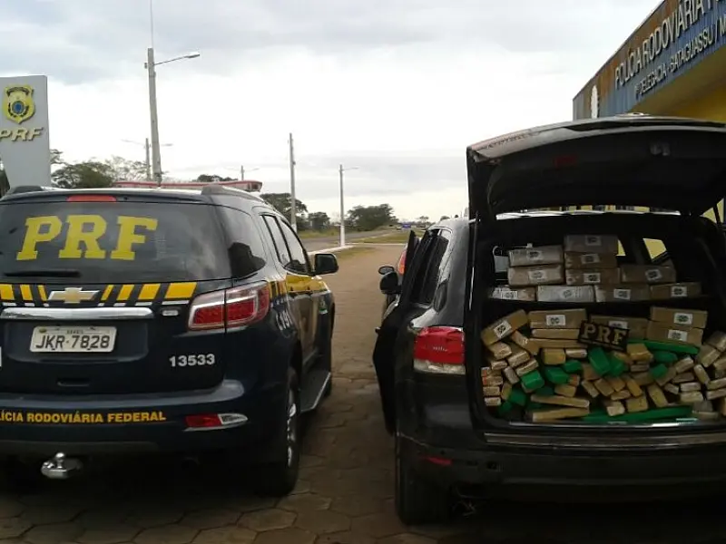 Veículo de luxo é encontrado abandonado com 248 quilos de maconha