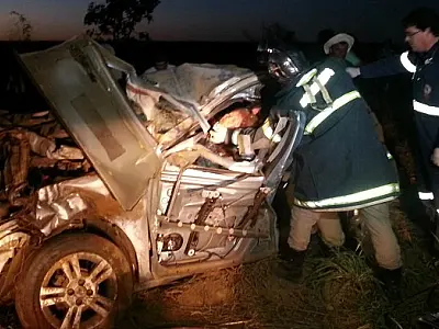 Carro com placa de Dourados capota em MT; três ficam feridos