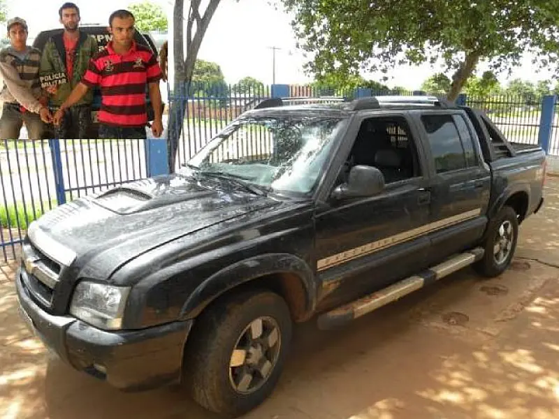 Trio é preso com caminhonete roubada
