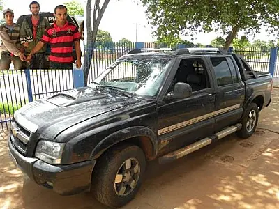 Trio é preso com caminhonete roubada