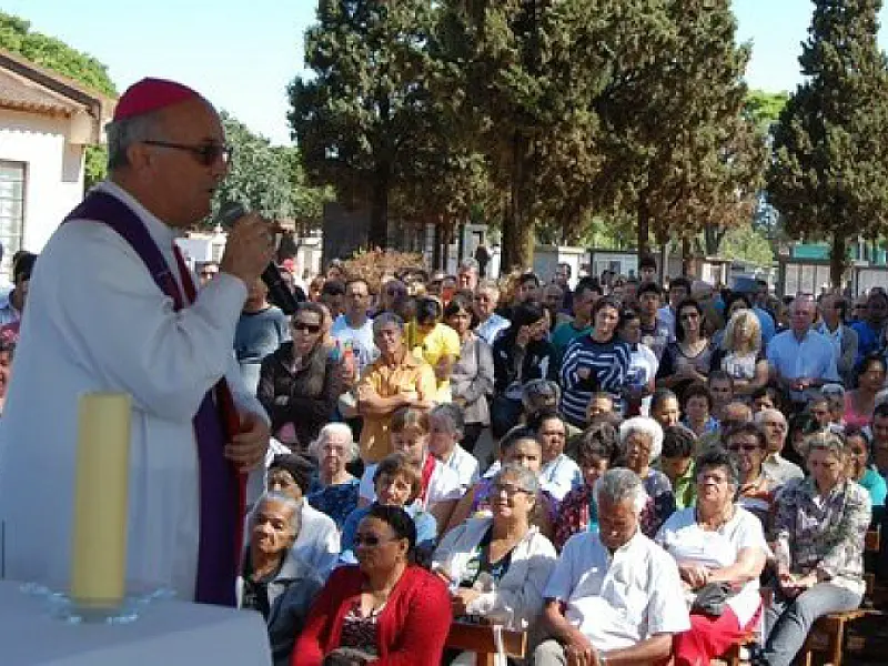 Religiosos vão aos cemitérios prestar suas homenagens