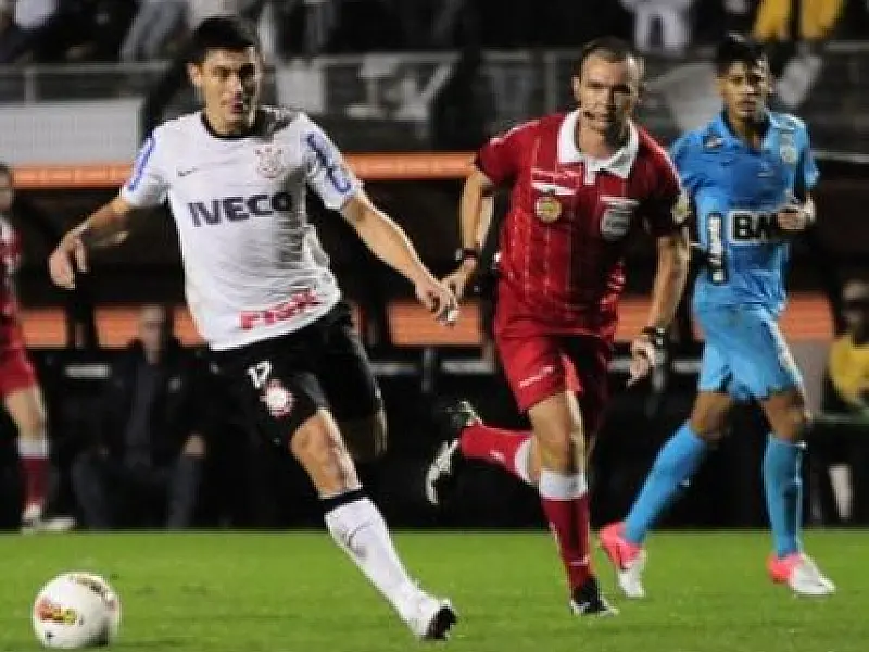 Timão passa pelo Santos e garante a primeira vaga da final da Libertadores