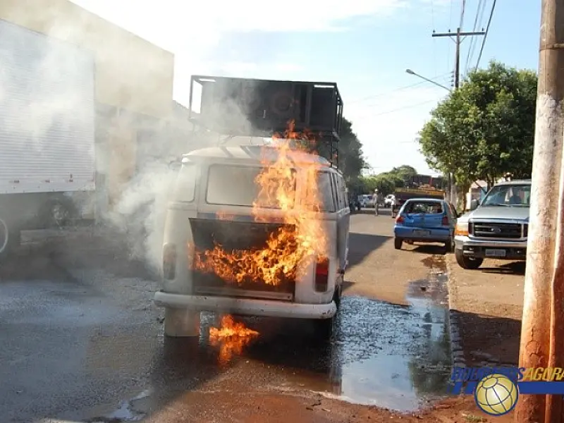 Carro de som de candidato pega fogo na cidade de Fátima do Sul