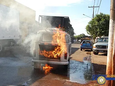 Carro de som de candidato pega fogo na cidade de Fátima do Sul