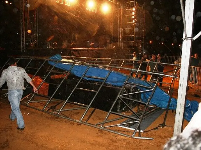 Vento derruba estrutura de show em Coxim